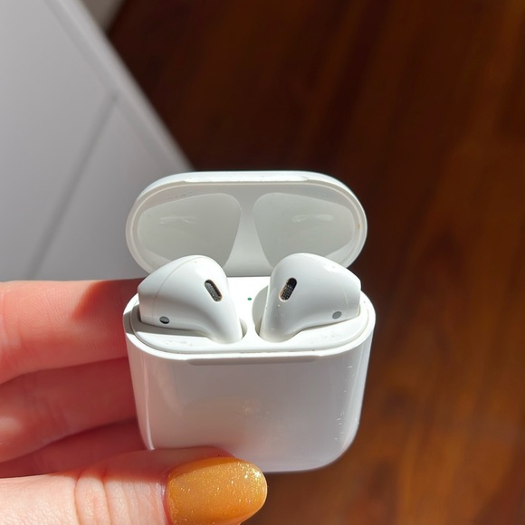 Apple Airpod Generarion 1 - Picture 1 of 8